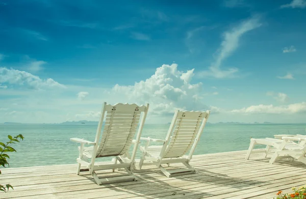 Sillas de playa blancas con mar azul y cielo — Foto de Stock