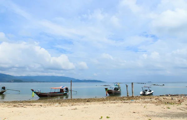 Barcos de pesca en una playa de arena vacía en la isla de Samui, Tailandia — Foto de Stock