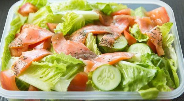 Frescura rebanada ensalada de salmón ahumado —  Fotos de Stock