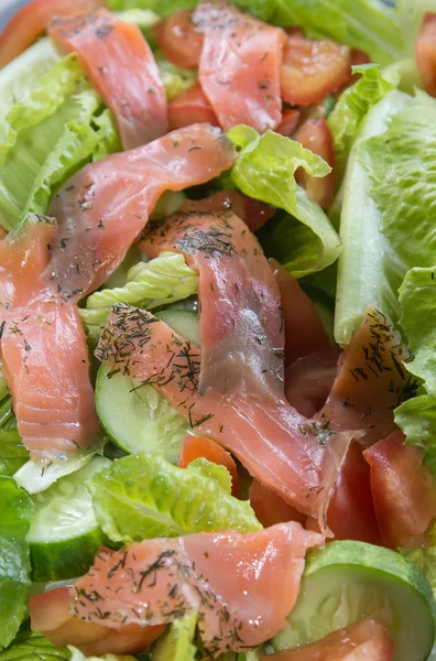 Frescura rebanada ensalada de salmón ahumado —  Fotos de Stock