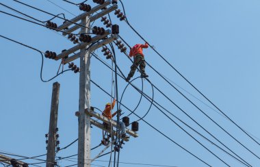 işçiler giderir güç hattı