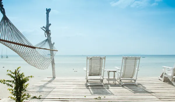 Silla de playa blanca y hamaca — Foto de Stock