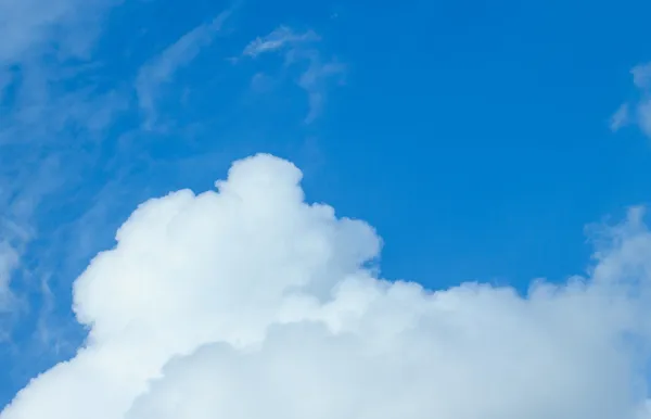 White clouds and blue sky — Stock Photo, Image