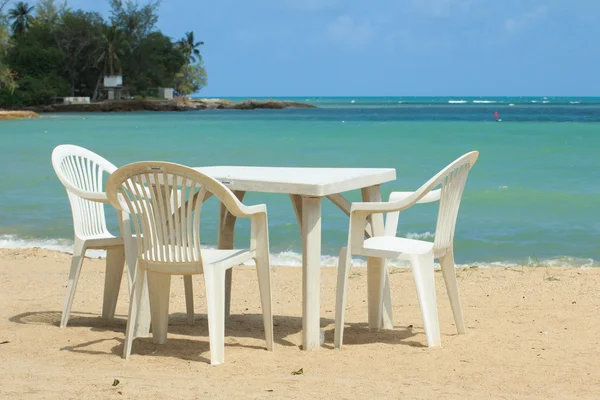 Chairs and table on beach — Stock Photo, Image