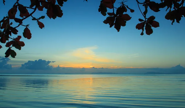 Hermoso amanecer sobre el mar, Samui, Tailandia — Foto de Stock