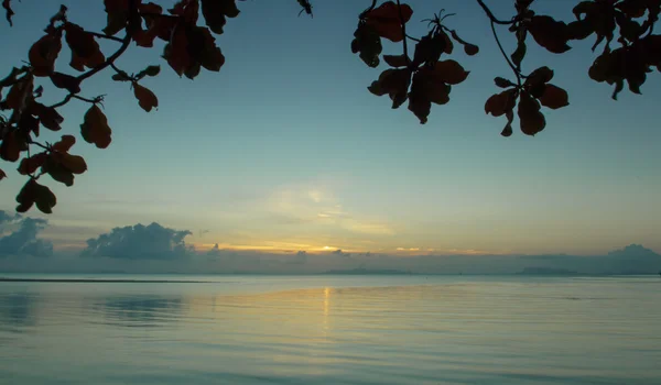 Belo nascer do sol sobre o mar, Samui, Tailândia — Fotografia de Stock