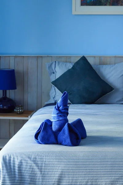 Decoração de toalha azul na cama — Fotografia de Stock