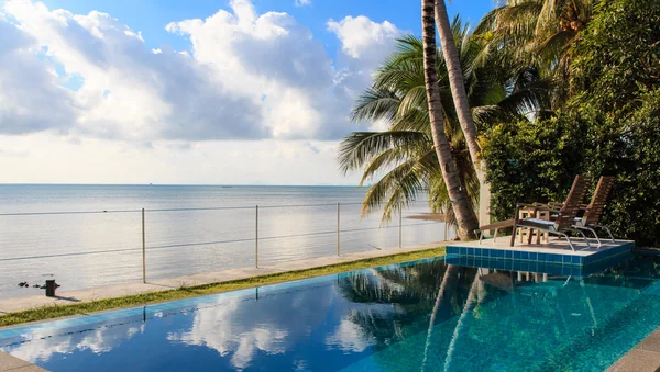Basen w luksusowy hotel przez morze, samui, Tajlandia — Zdjęcie stockowe