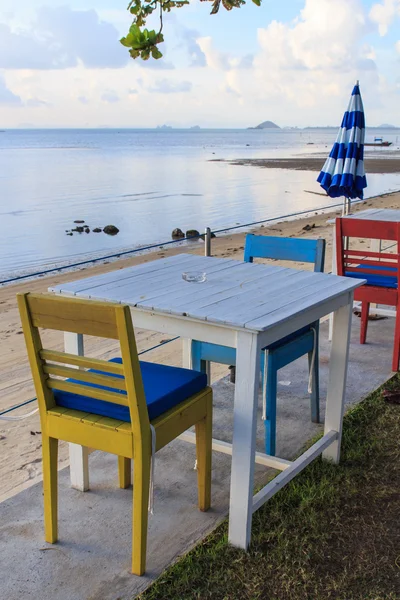उष्णकटिबंधीय रिज़ॉर्ट में आउटडोर समुद्र तट रेस्तरां . — स्टॉक फ़ोटो, इमेज