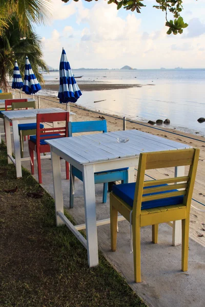 Restaurante de playa al aire libre en el complejo tropical . — Foto de Stock