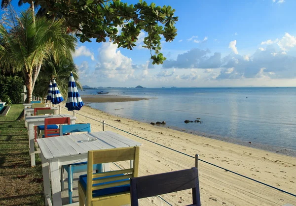 Outdoor beach restaurant op tropisch resort. — Stockfoto