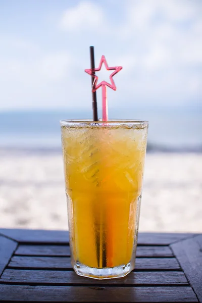 Passion fruit juice with ice on the beach cafe restaurant — Stock Photo, Image