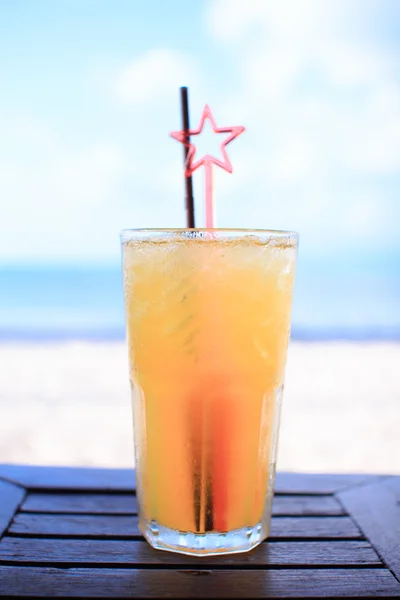 Passion fruit juice with ice on the beach cafe restaurant — Stock Photo, Image