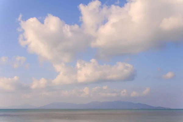 Nuvens, areia e céu azul — Fotografia de Stock