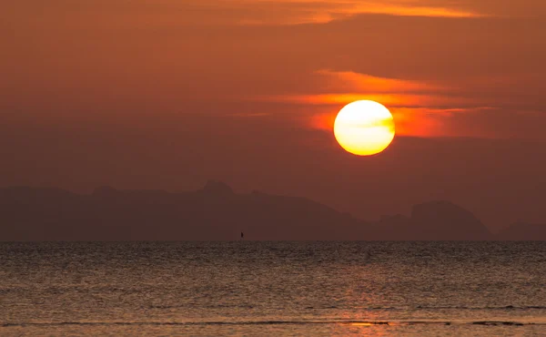 Zonsondergang over bergen en zee — Stockfoto