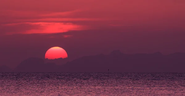 Puesta de sol sobre la montaña y el mar —  Fotos de Stock