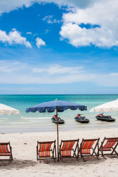 Reposeras en una playa tropical —  Fotos de Stock