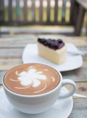 sıcak kahve ve yaban mersinli cheesecake.