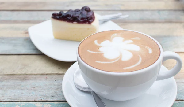 Varmt kaffe och blåbär cheesecake. — Stockfoto