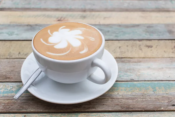 Varmt kaffe lattee på grunge bakgrund — Stockfoto