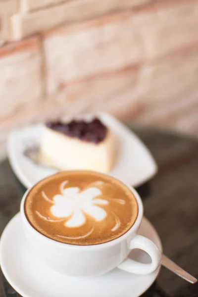 Hot coffee and blueberry cheesecake. — Stock Photo, Image