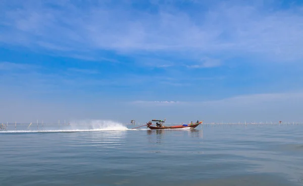 Bateau à longue queue dans la mer bleue — Photo