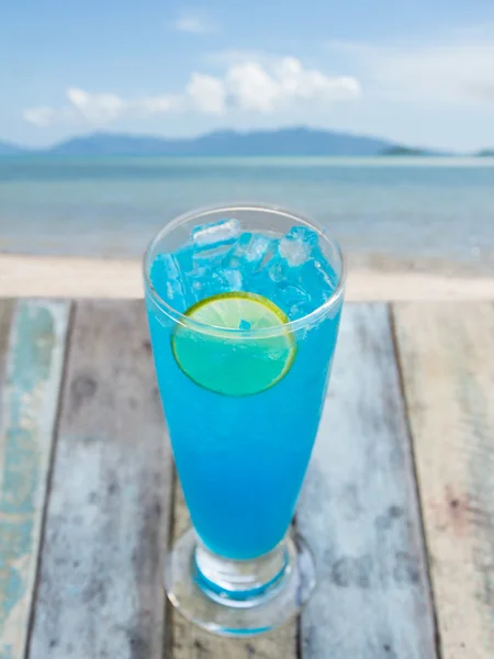 Blue cocktail facing blue sea — Stock Photo, Image