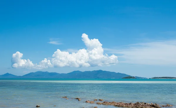 Nuages sur les îles et l'océan vert — Photo