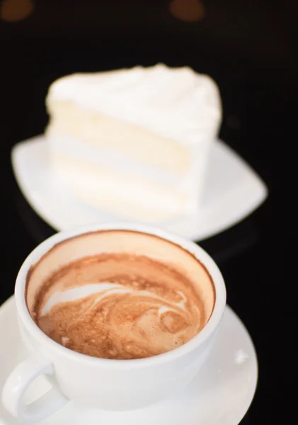 Kaffe kopp och kokos kaka — Stockfoto