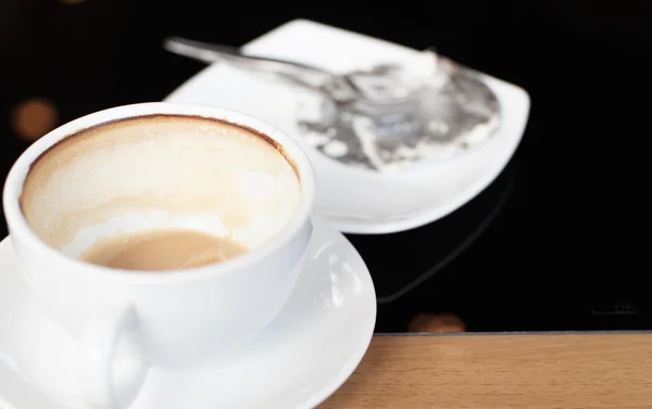 Tazza e piatto di caffè vuoti — Foto Stock