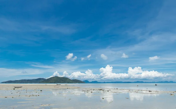 Nubes blancas sobre la isla — Foto de Stock