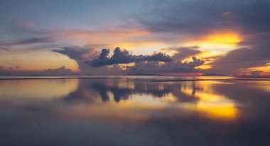 dramatik bulut ve alacakaranlıkta gökyüzü