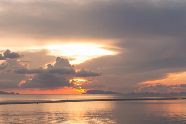 Nube e cielo drammatici al tramonto — Foto Stock