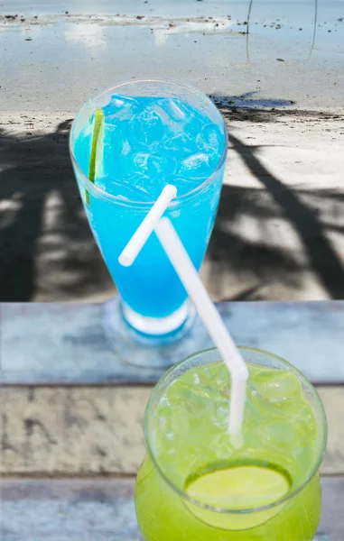 Mavi ve yeşil kokteyl — Stok fotoğraf