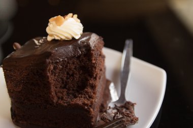 parça çikolatalı kek ve kaşık