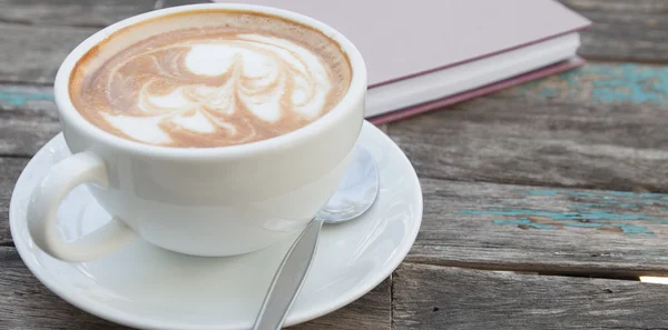 コーヒー カップとノートブック — ストック写真