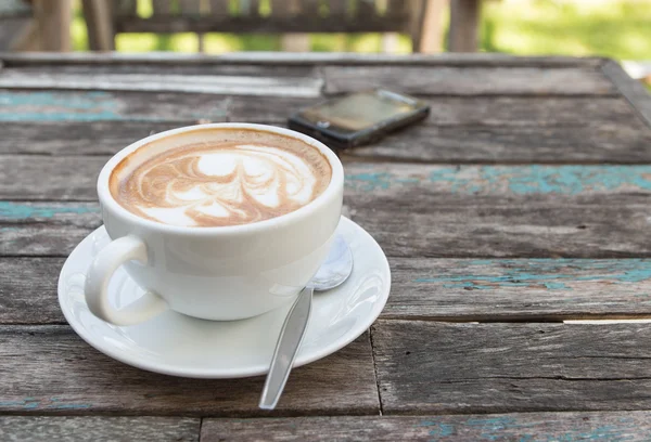 커피 컵 및 휴대 전화 — 스톡 사진