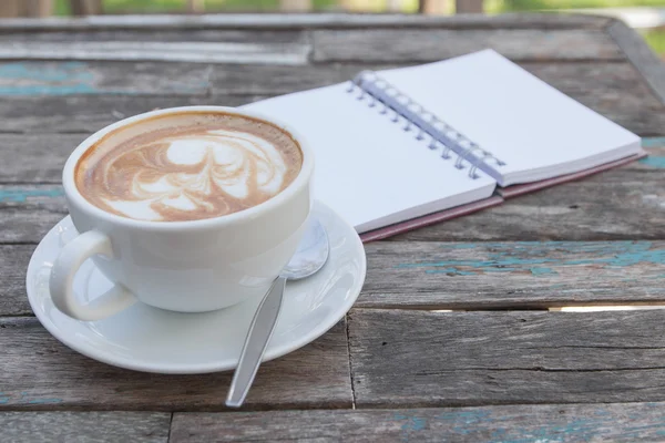 コーヒー カップとノートブック — ストック写真