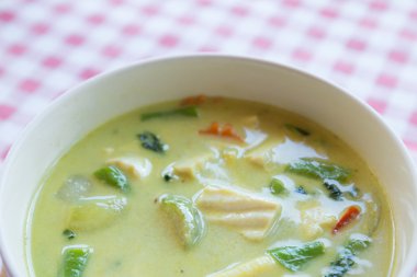 tofu ve kızarmış yumurta sarı köri