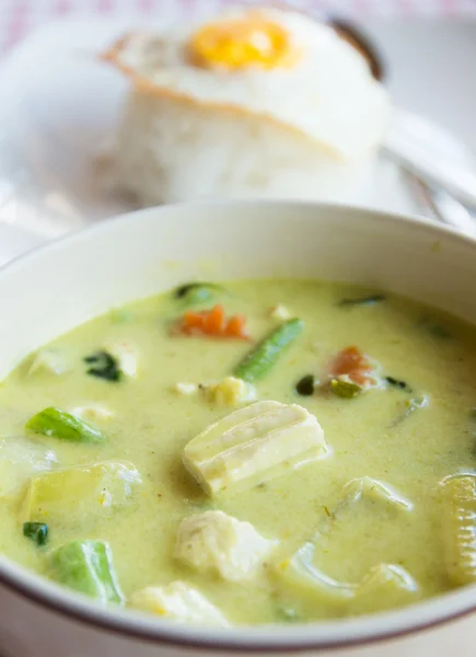 Curry amarillo con tofu y huevo frito — Foto de Stock