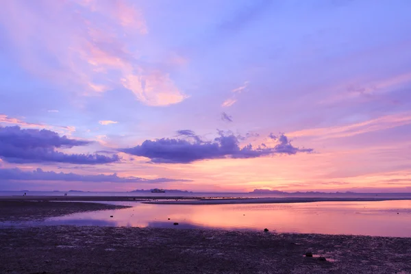 Cielo tropical del atardecer y mar — Foto de Stock