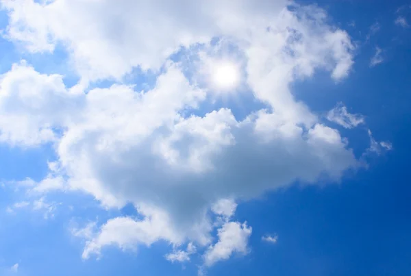 Blå himmel og hvide skyer - Stock-foto