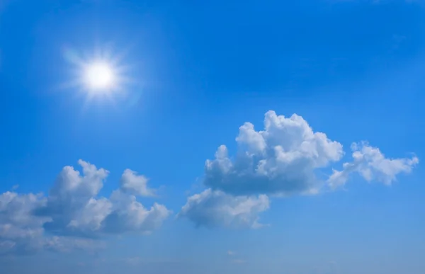 Blå himmel og hvide skyer - Stock-foto