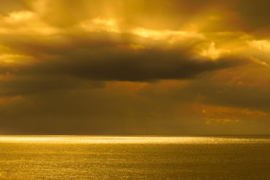 deniz üzerinde fırtına bulutu