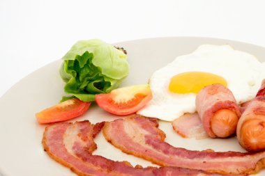 domuz jambonlu yumurta ve yeşil salata