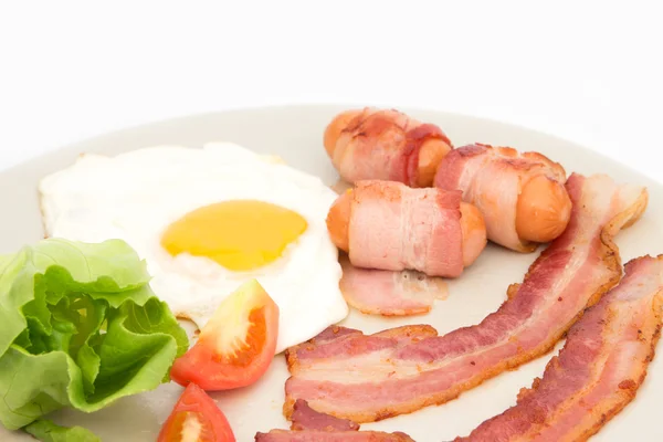 Ovo de presunto de bacon, salsichas e salada verde — Fotografia de Stock