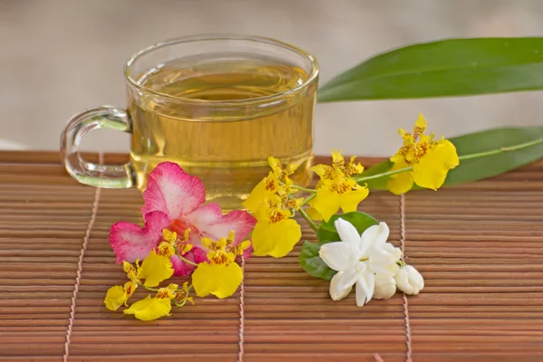 Xícara de chá de jasmim e flor — Fotografia de Stock