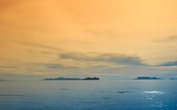 Puesta de sol cielo dorado y mar azul — Foto de Stock