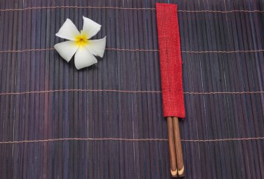 yemek çubukları ve beyaz frangipani plumeria çiçek