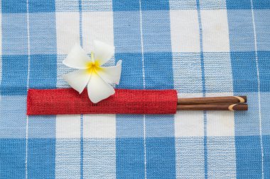 yemek çubukları ve beyaz frangipani plumeria çiçek